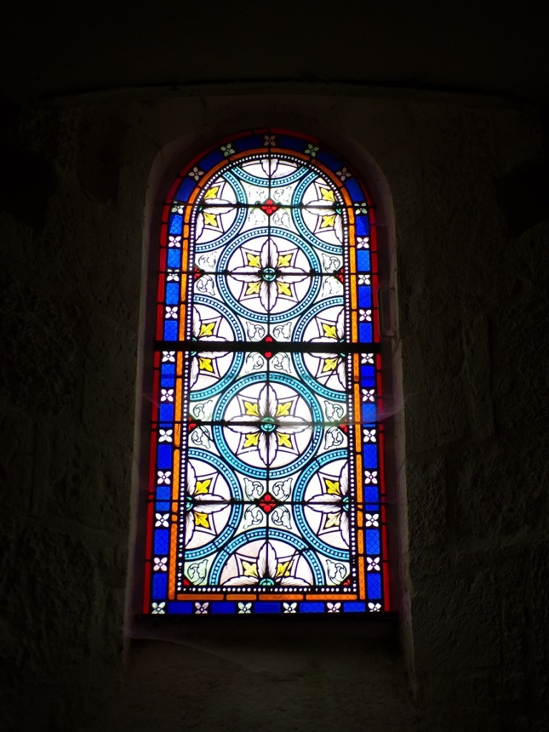 Louzac - L'église Saint-Martin - Un vitrail (6 juin 2018)