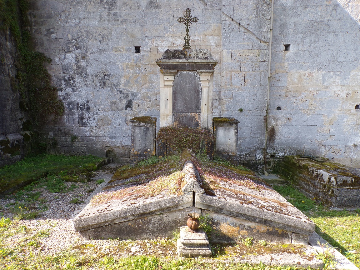 L’église Saint-Benoît – Une tombe (18 juillet 2021)